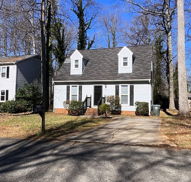 Spacious 2 story 3 Bed, 2 bath Home! 123 Arcaro Dr Greensboro NC