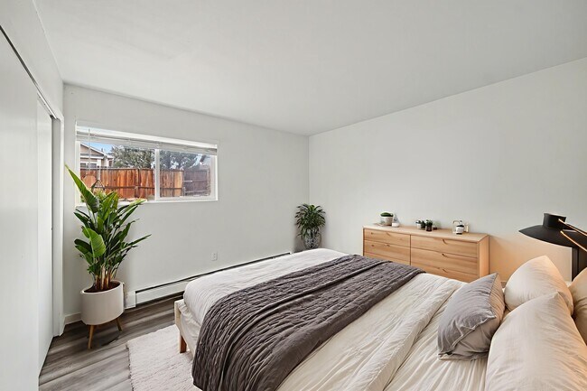 Building Photo - 4270 Loomis Ave