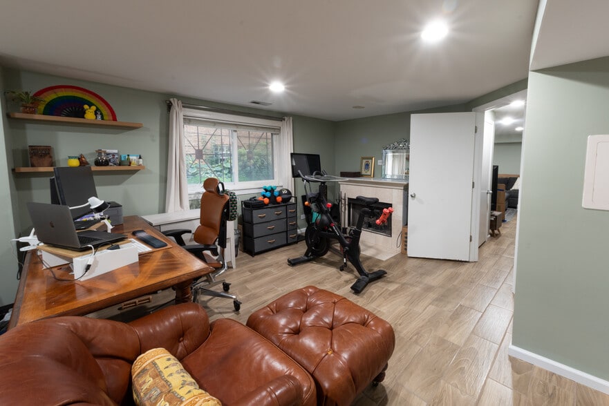 Building Photo - 2844 N Harding Ave