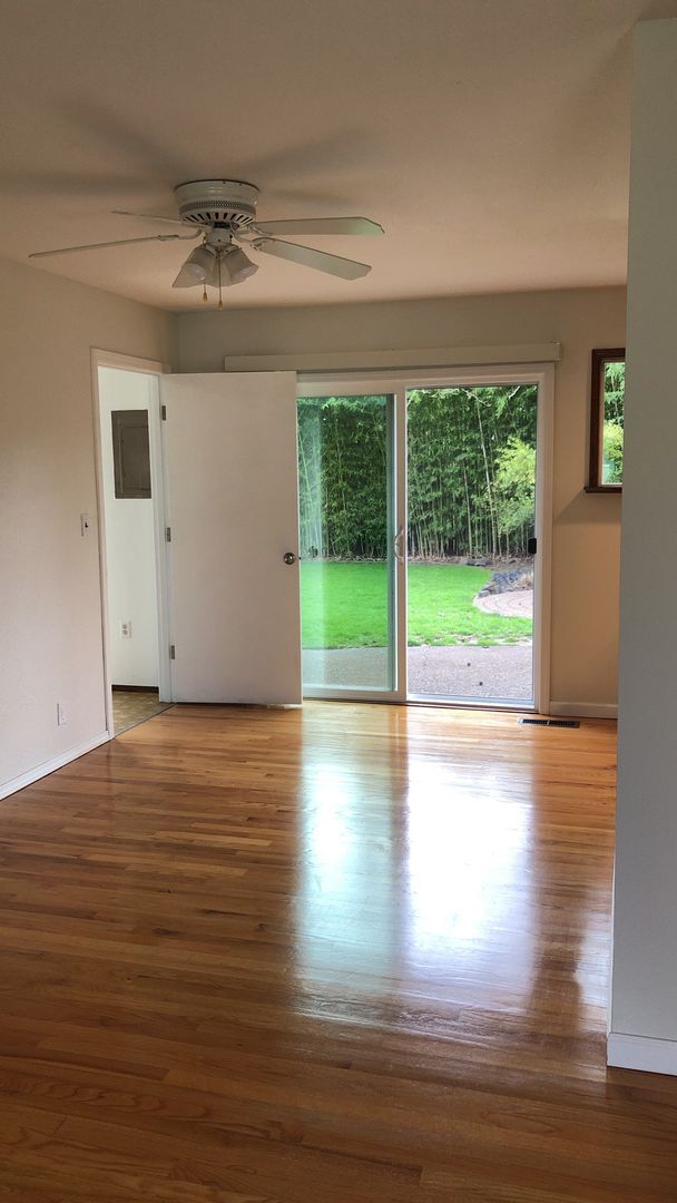 Building Photo - Beautiful Single Level 3/2 Charming NW Corvallis Home
