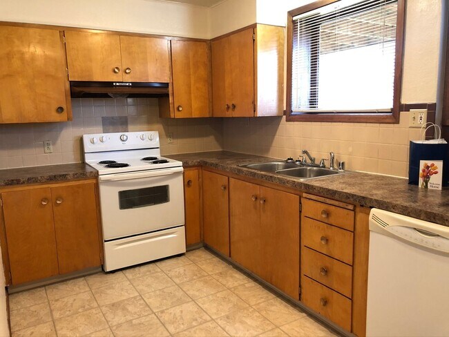 Building Photo - 2 Bedroom 1 Bathroom in Duplex | Near JBER & Cheney Lake!