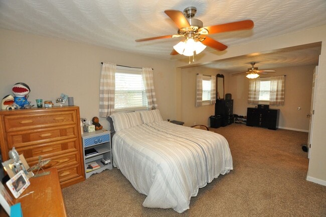 Building Photo - Oak Manor