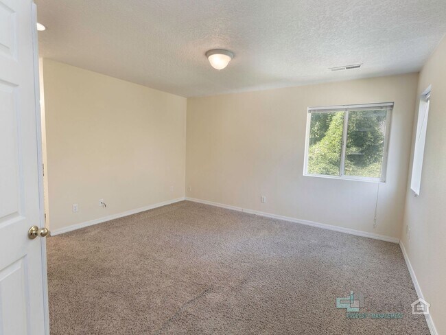 Building Photo - West Linn Single Family 3 Bd/2.5 Bth w/ Ba...