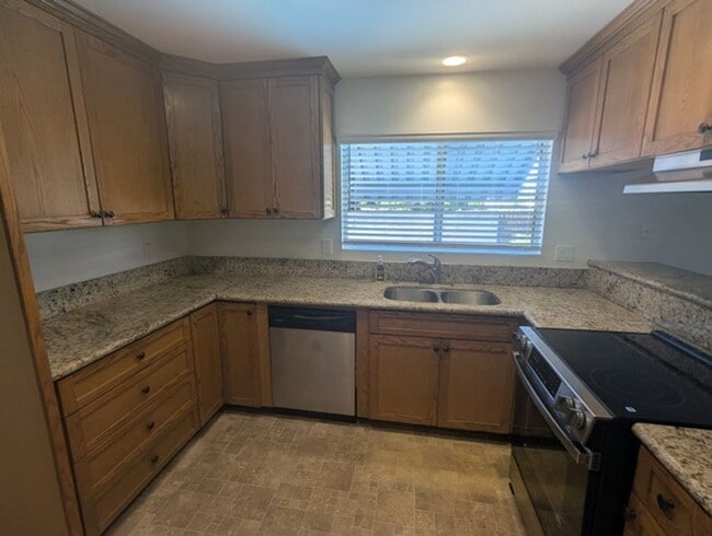 Building Photo - Single Story Home 4 bedroom + Enclosed pat...