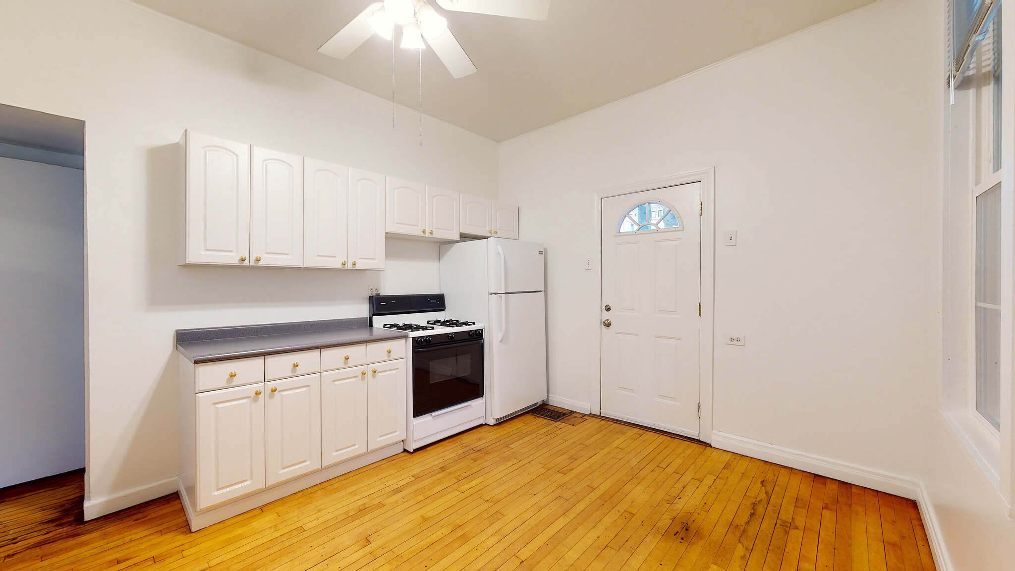 Building Photo - 702 W Schubert Ave