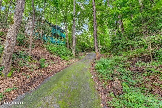 Building Photo - 1052 Twin Oaks Rd