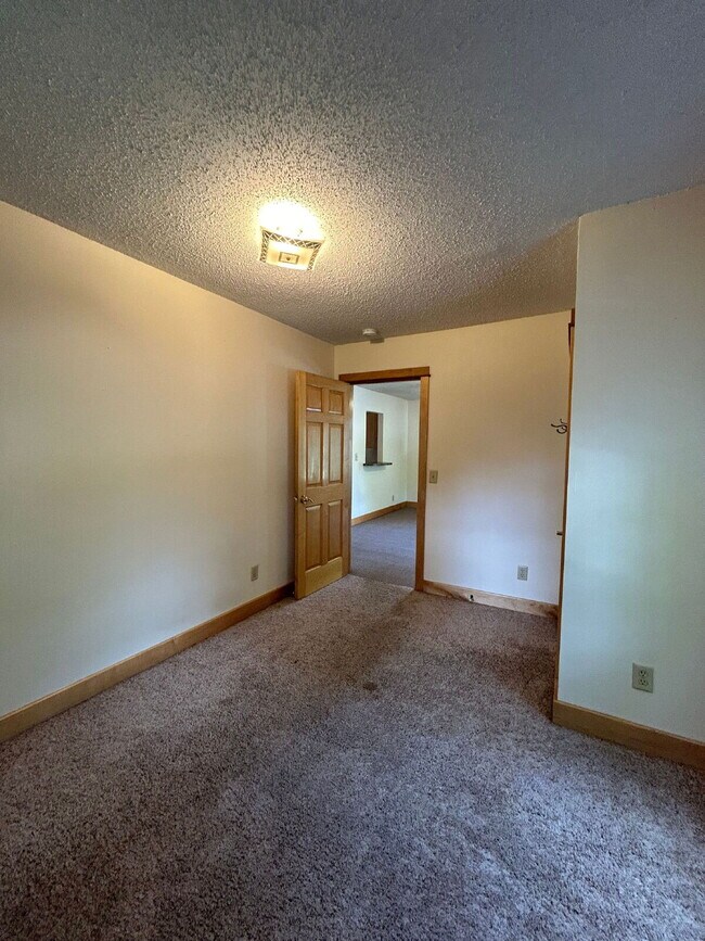 Building Photo - New On Market - 3 Bedroom, 1 Bathroom Duplex