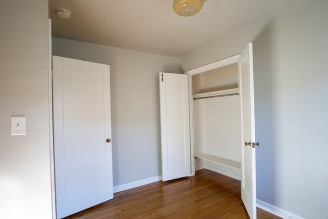 Building Photo - Charming 2-Story Irvington 2 Bedroom w/ Dishwasher & Hardwood Floors!!