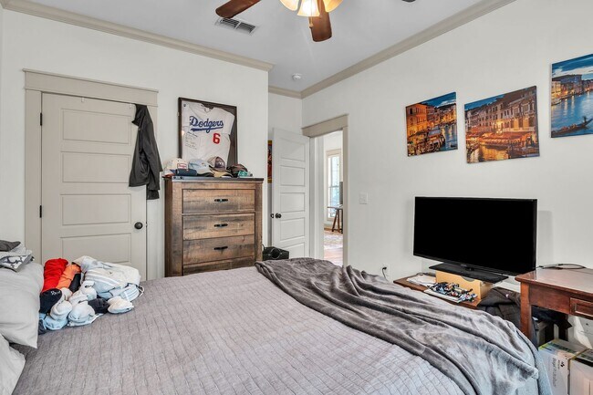 Building Photo - Large 3 Bedroom Townhome with All Appliances Included