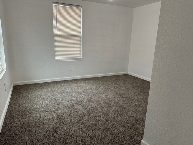 Building Photo - 726 W 6th St