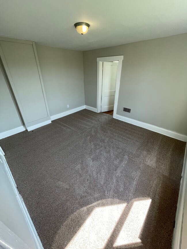 Building Photo - 495 Frebis Ave