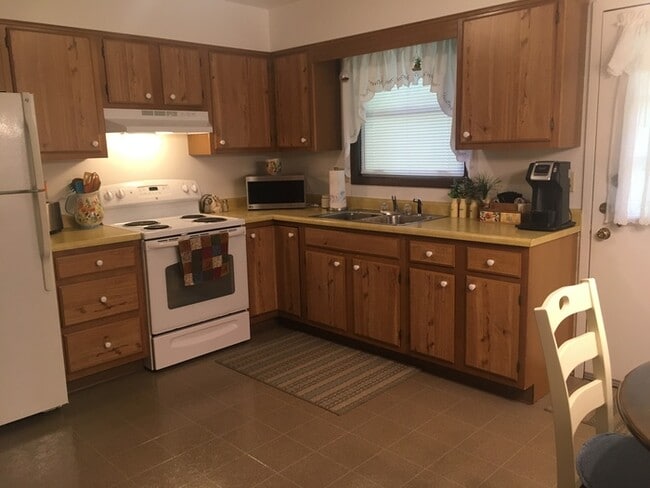 Building Photo - Two Bedroom Townhouse with Garage