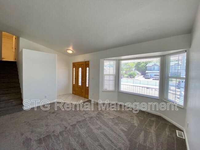 Building Photo - 2215 Chandler Dr