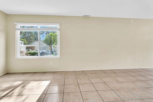 Building Photo - Nice two bedroom/one bath townhome in UTC....