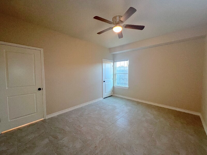 Building Photo - 2904 E Lyon St