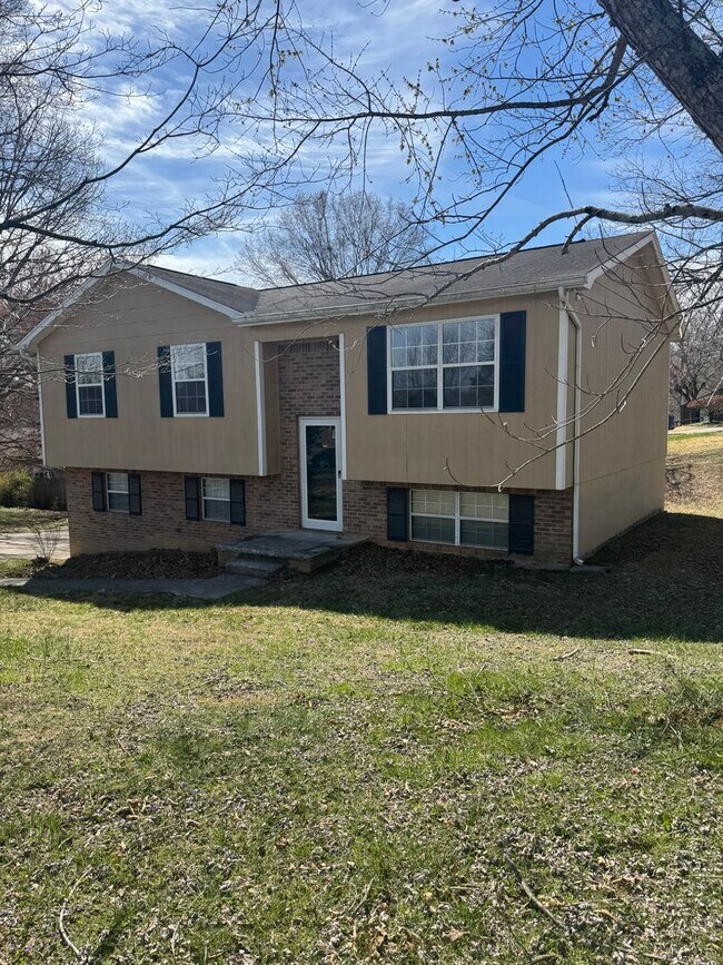 Primary Photo - 3 bed, 1.5 bath, 1 car garage split foyer ...