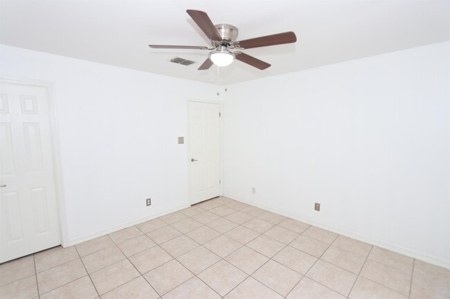Building Photo - 609 St James Ct