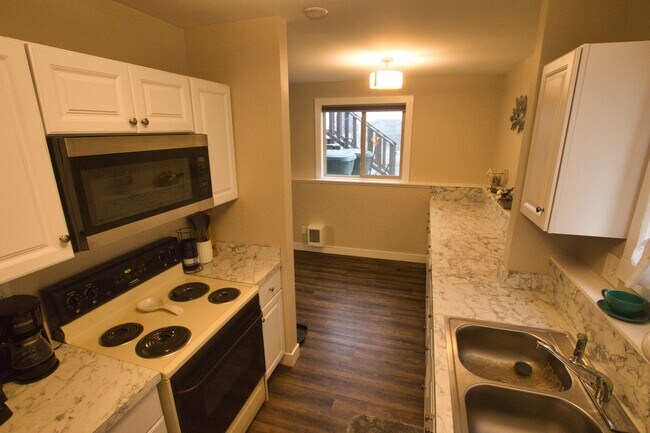 Building Photo - 814 Saddle Dr