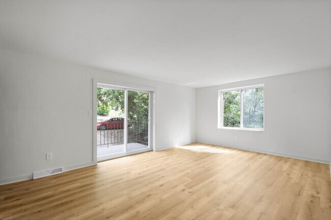 Building Photo - MOVE IN TODAY! 2-BEDROOM IN THE HEART OF C...