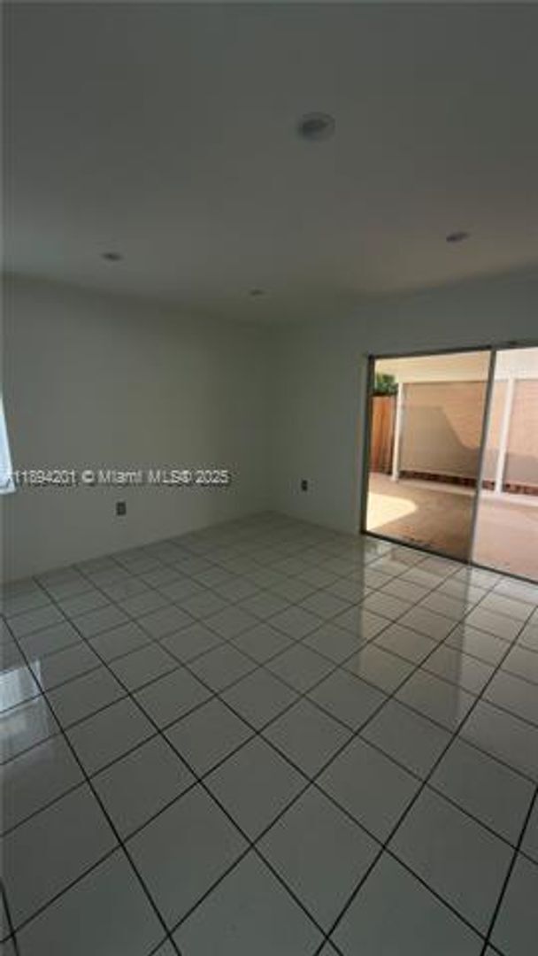 Building Photo - 1070 NW 129th Pl