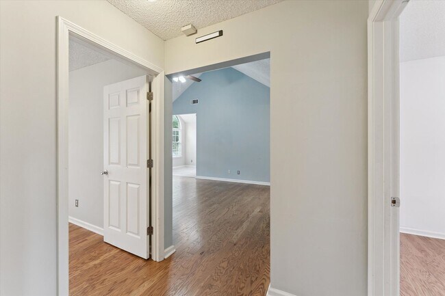 Building Photo - AVAILABLE OCTOBER 2025! [PET FRIENDLY]