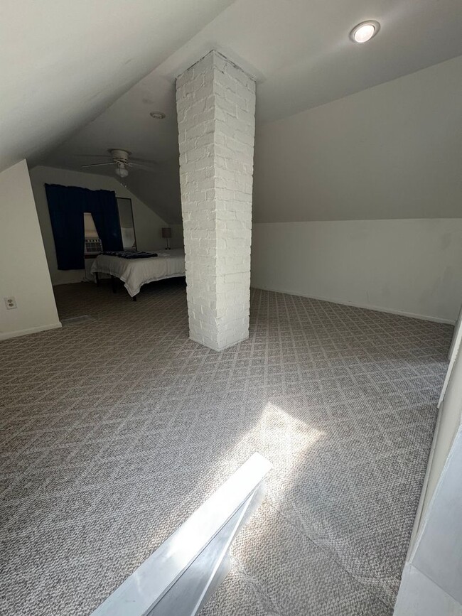 Building Photo - 3 bedroom/ 1.5 bath house Furnished