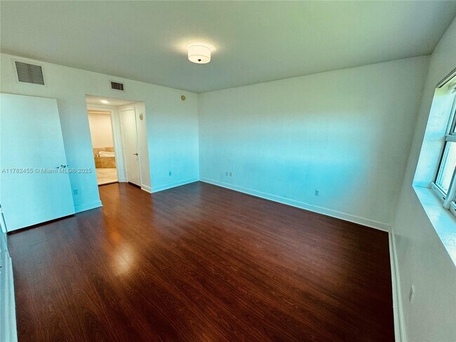 Building Photo - 15051 Royal Oaks Ln
