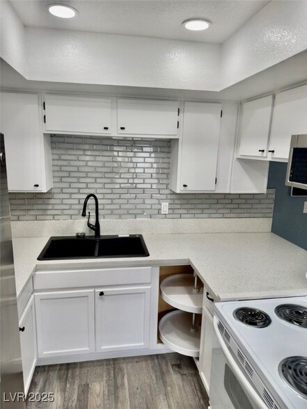 Building Photo - 4030 E Carey Ave