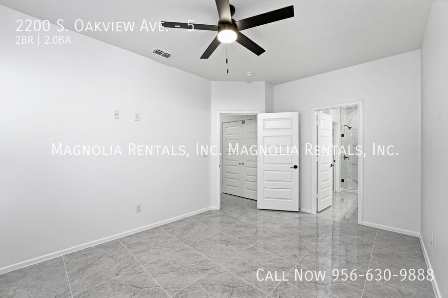 Building Photo - 2200 S Oakview Dr