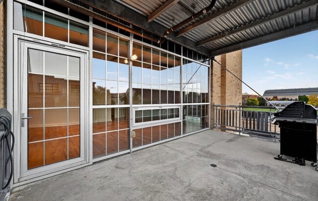 Building Photo - Stunning 3 bedroom Loft