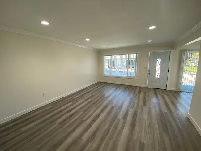 Building Photo - Newly Remodeled 2 Bedroom Fountain Valley ...