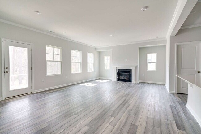 Building Photo - End-unit 3 bedroom townhome with Screened Porch!