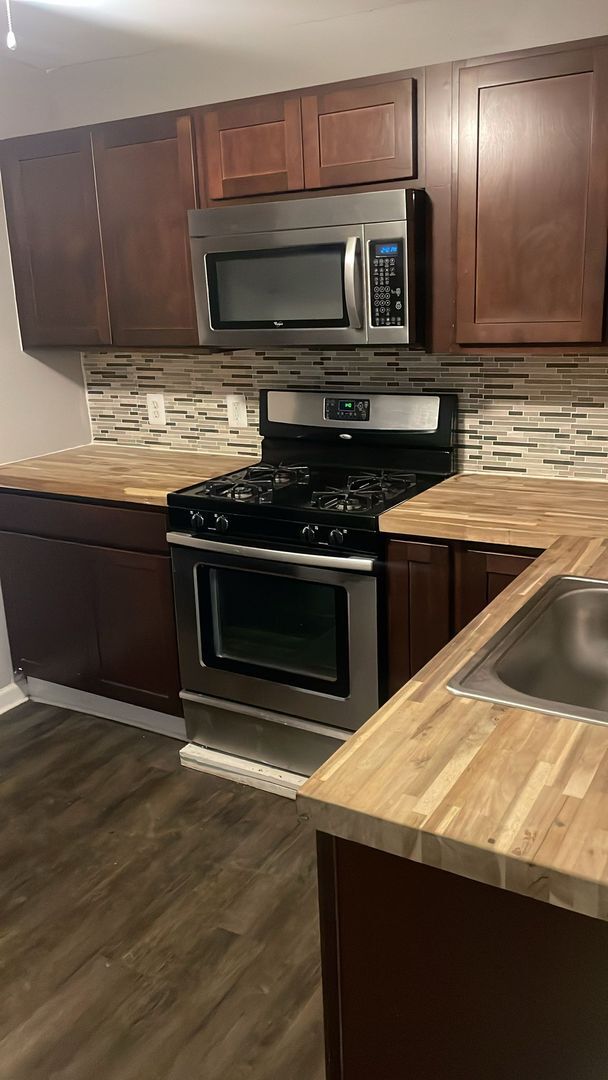 Building Photo - Recently Renovated 2 Bed 1 Bath Ready To M...