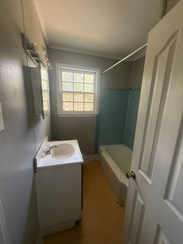 Building Photo - 424 Loring Dr