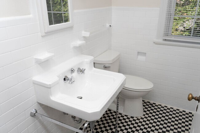 Building Photo - 3 Bedroom Home Located Near UVA