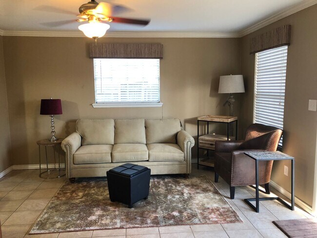 Building Photo - 3/1.5 House with HUGE backyard!