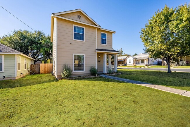 Building Photo - Downtown Home within Minutes from the Riverwalk & Alamodome ~ Large Corner Lot!