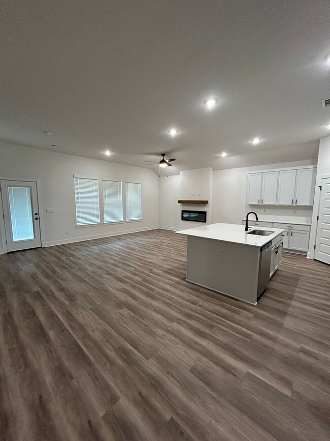 Building Photo - Modern Luxury Living in the Heart of Siloa...