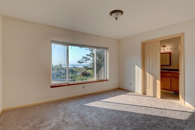 Building Photo - 2 bedroom and 2.5 Bath - Admirals Cove Home