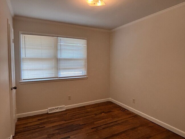 Building Photo - 3 BR with deck conveninent to Four Seasons Mall