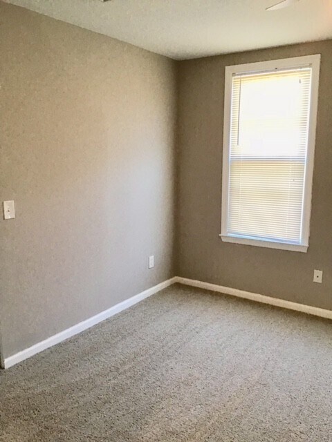 Building Photo - Upgraded 2 Bed/2 Bath plus Den HOME 1100 sq ft. Unit...A Must See!!!