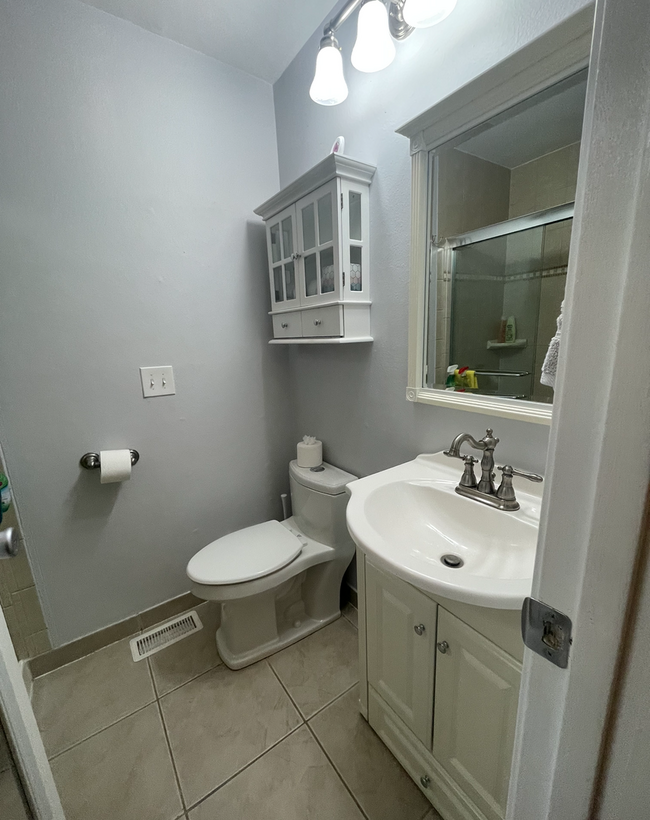 Building Photo - Fully Furnished Foxridge Condo! 2 bedroom/...