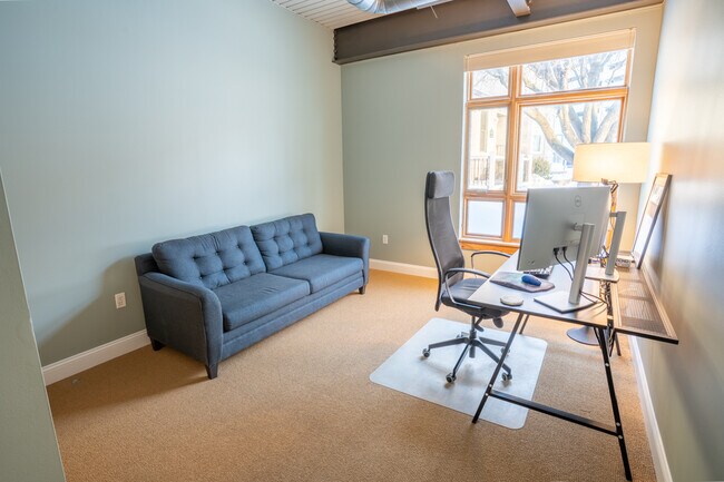 Building Photo - 75 Maple St