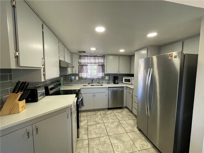 Building Photo - 2677 Country Club Dr