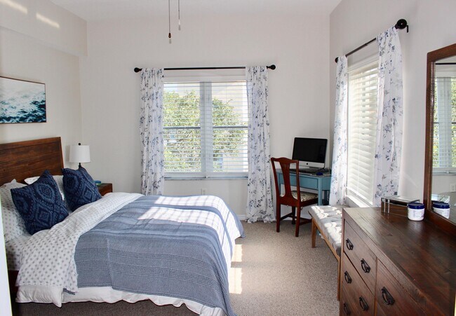 Building Photo - 1150 Town Center Dr