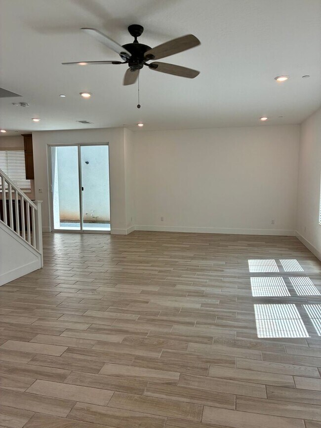 Building Photo - 2846 E Tamarind Dr