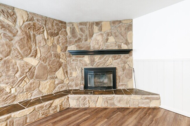 Building Photo - Newly remodeled 3/2/2 in north Lubbock!  M...