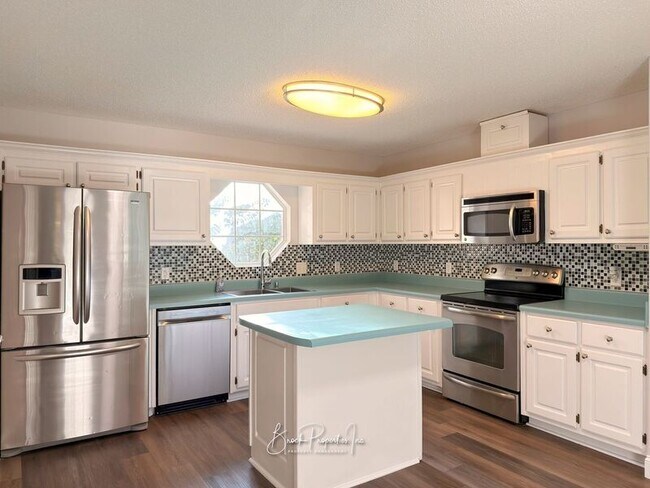 Building Photo - 2520 Southern Oaks Dr