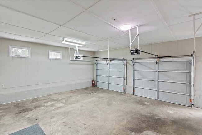 Building Photo - Charming Full Brick Home in Peaceful Count...