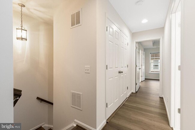 Building Photo - 5036 Greenhouse Terrace